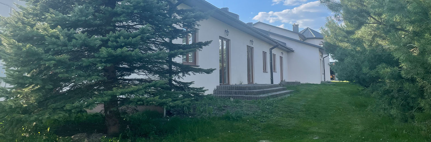 Budynek w otoczeniu zieleni